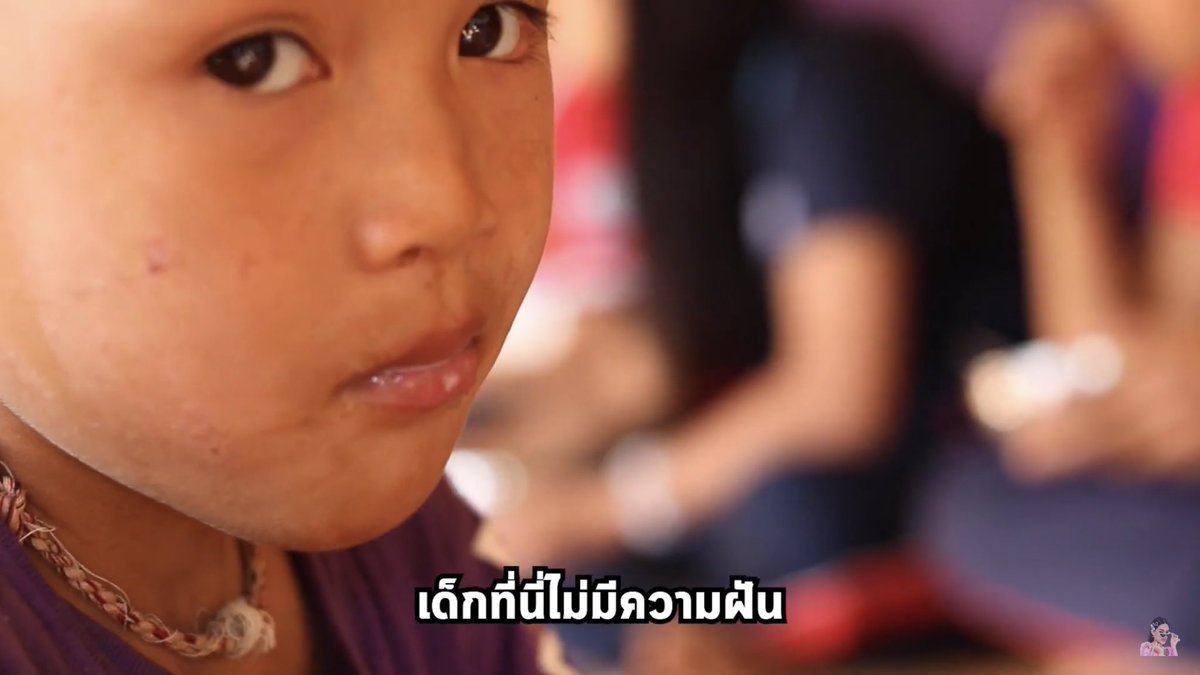 bbbow_por's tweet image. เราควรตกใจกับอะไรก่อนดี
 -ตกใจที่เด็กไม่มีความฝัน
 -ตกใจที่ไม่มีไฟใช้ ไม่มีอินเทอร์เน็ต ไม่มีทีวีให้ดู
 -ตกใจที่เด็กไม่เคยกินไข่เจียว เเละกินน้ำพริกเป็นอาหารปกติ เเละมีหนูเป็นอาหารมื้อพิเศษ
 -หรือควรตกใจที่มือที่ยื่นเข้าไปช่วยเหลือเด็กๆเป็นมือของเเม่ค้าไม่ใช่รัฐบาล #พิมรี่พาย