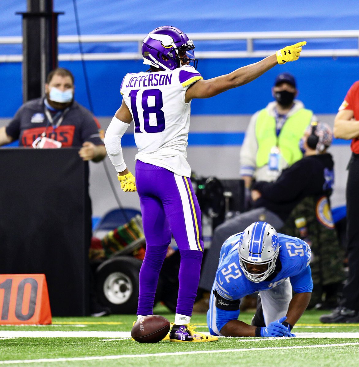 SamNewton31's tweet photo. The only rookie to be selected AP All-Pro. Just one of two rookies overall to receive AP All-Pro votes (Wirfs). The only offensive rookie named to the Pro Bowl. NFL record for receiving yards by a rookie.

Seems like the Offensive Rookie of the Year is an easy choice.
 
@JJettas2 https://t.co/zaCfQZ9KXA