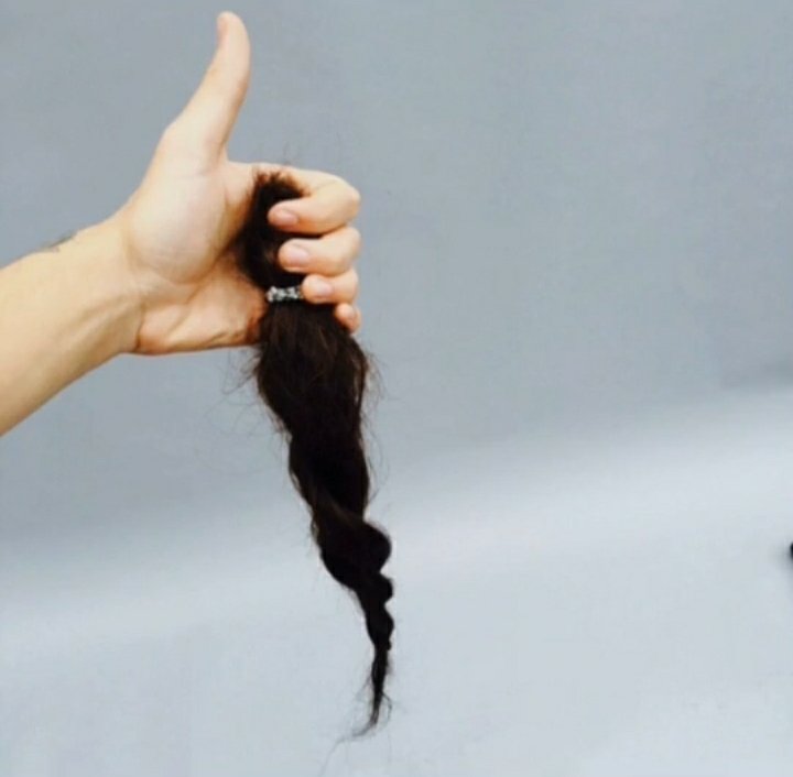 cataigr's tweet photo. #LIBERTYFORHARRY abro hilo para mostrar algunas cosas buenas que hizo harry , harry dejó una caja firmada con sudaderas para el elenco de tpwk , harry llevo un pastel al set para todo el set que participó en el video , harry se cortó el cabello para ayudar a personas que la + https://t.co/SfsiVAgnaw