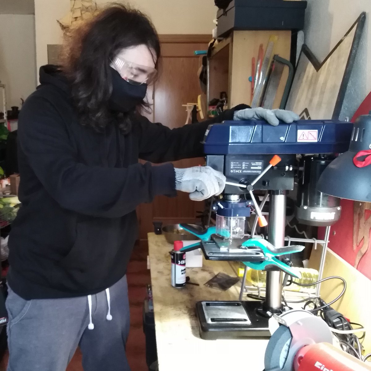 MamblonaNieto's tweet photo. Disfrutando de los juguetes que me han traído lo reyes magos. Así se disfruta fabricar las plantas de #SinPosavasos para el @UAHrobotics.
El mejor regalo es no volver ha hacer un taladro torcido🤘.
 #Robot #makers #fabricacion #Metal https://t.co/sB0ohMrBae