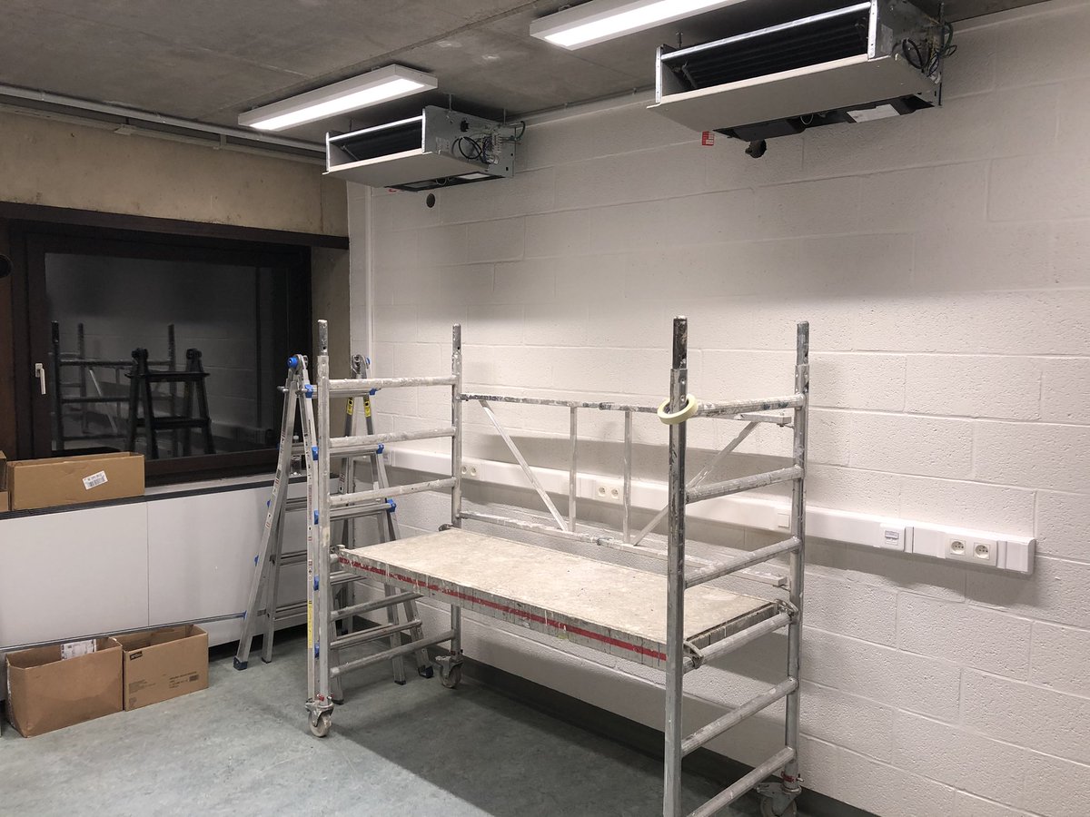 RenardHenriFra1's tweet photo. ✅ Electricity and dimmable lights
❌ Black windows
❌ CO2 and compressed air supply
✅ Wall painting
⏳ A/C installation ongoing
❌ Black curtains
❌ Cleaning
Pace after pace, each day a new evolution 🤓
@zeiss_micro #LSM900 at @UNamur @narilis_namur... https://t.co/PG79mhG9Gd