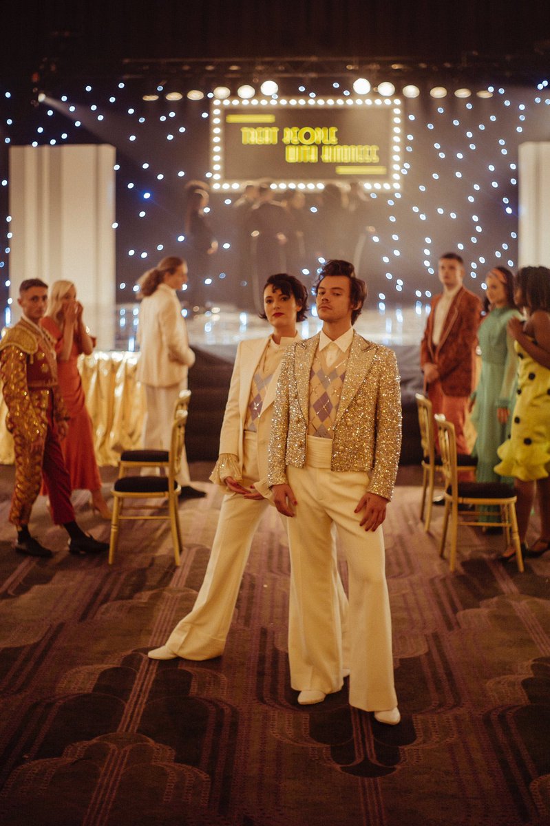 ryanwohlgemut's tweet photo. ✨TREAT PEOPLE WITH KINDNESS ✨🎬 #HarryStyles and #PhoebeWallerBridge both Styled by #HarryLambert Assistant Stylist #RyanWohlgemut ✨ wearing custom #Gucci by #AlessandroMichele 🤍 https://t.co/247UMfZoHa