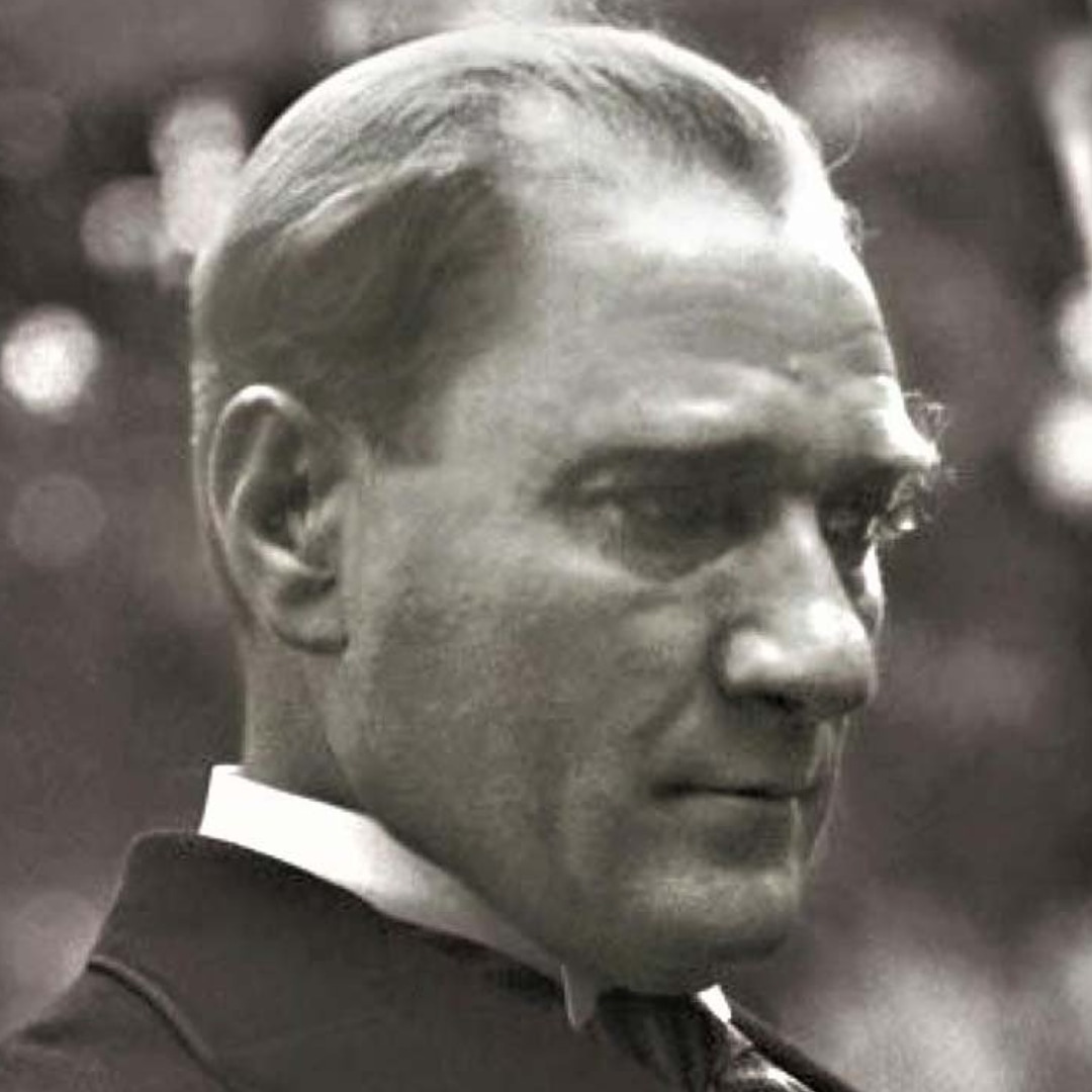 SMEYDAN's tweet photo. Laik Cumhuriyetin sembolleri siliniyor; Atatürk'ün yerine Abdülhamit'i konumlandıran yeni bir tarih yazılıyor; bazı üniversiteler,TRT, yandaş medya, MEB, bu kurgusal tarih için seferber; tarihle yüzleşme algısıyla Atatürk ve Cumhuriyet değersizleştirilmeye çalışılıyor.Ama NAFİLE! https://t.co/yPYsiGwdj0