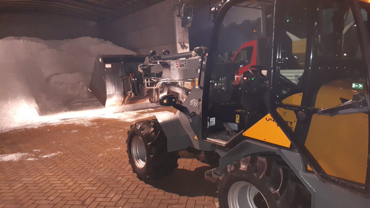 Vanavond en in de ochtend worst er #gladheid verwacht. Daarom zijn op dit moment de zoutmolens van <a href="/Lansingerland/">Gem. Lansingerland</a> de weg op, om de wegen en fietspaden preventief te strooien. #houdurekeningmetdeweersomstandigheden #BeSafe #gladheidbestrijding