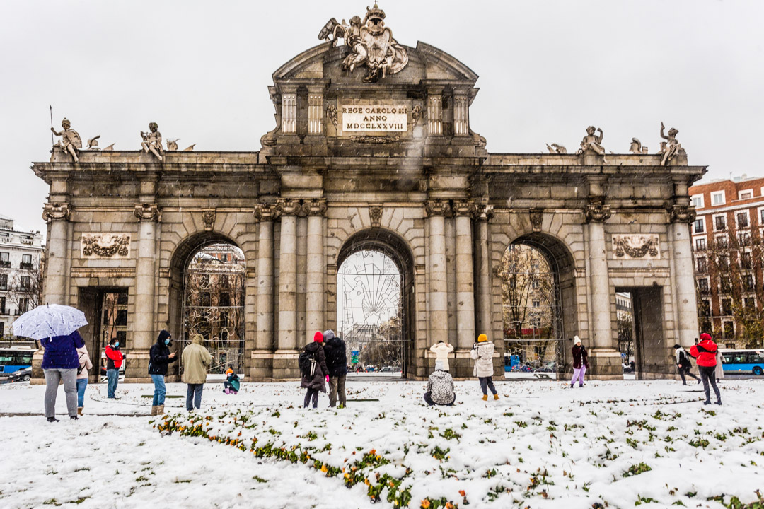 DriveMeFoody's tweet photo. Nieve también en la Puerta de Alcalá y el Campo del Moro
#NieveenMadrid #nievaenmadrid #snowinspain #snowyspain #snowspain #drivemefoody #snowinmadrid #snowymadrid https://t.co/tBzVA9pUAq