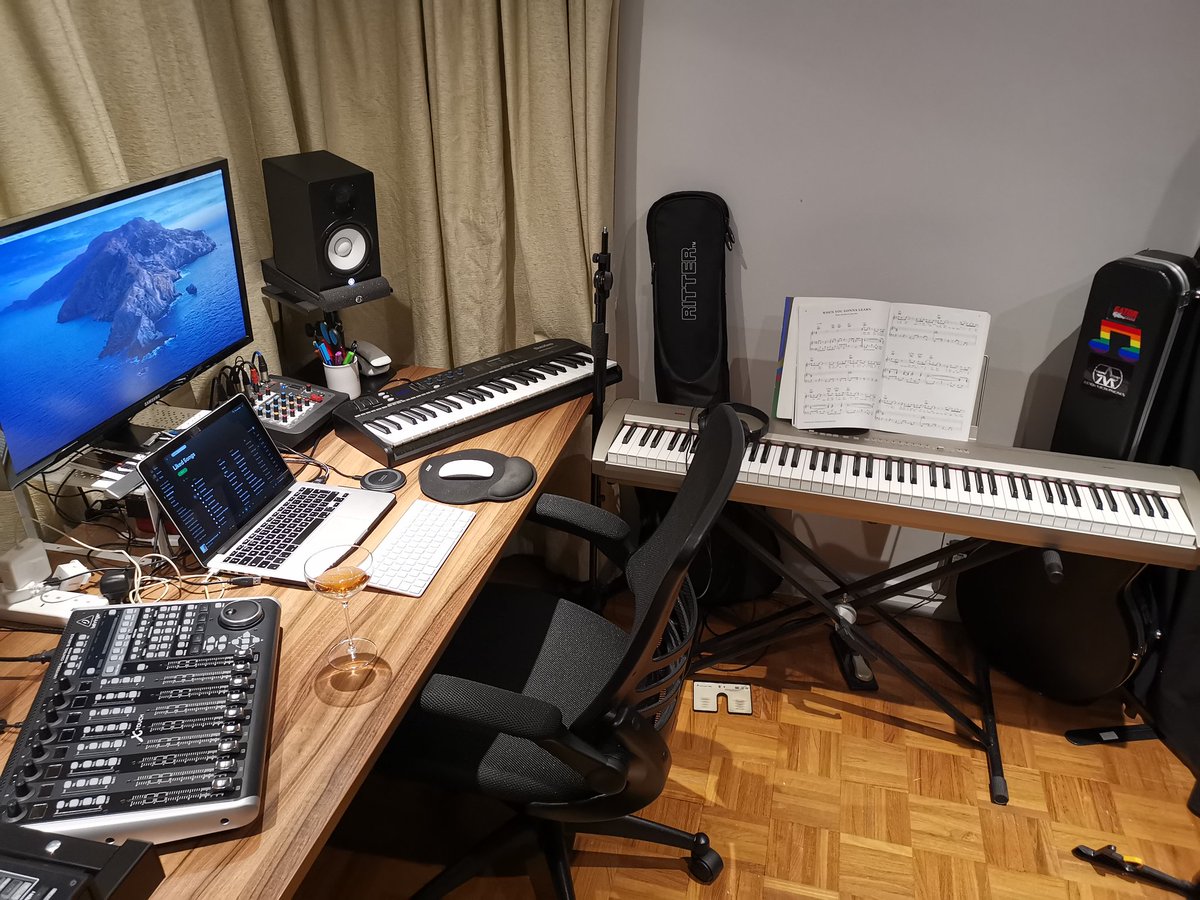 TheLostBoyMuso's tweet photo. Welcome to my world.
That's a Manhattan helping to ease me into the evening.
#musicproducer #musocproduction #songwriter #homestudio #homestudiosetup #yamahahs7 #behringerxtouch #korg https://t.co/8GnHTU1889