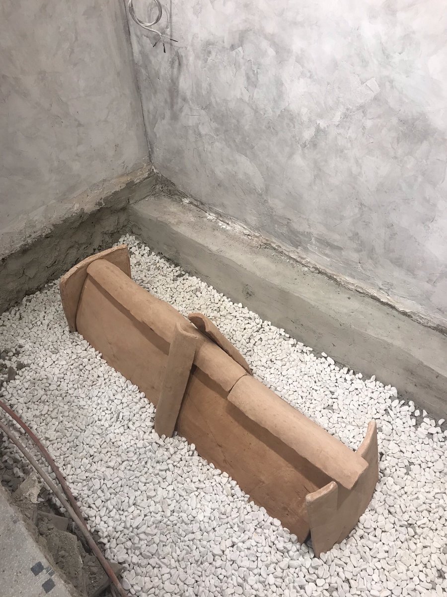 Casa Garibaldi’nin restorasyonu sırasında rastlanmış kiremit örtülü mezarların tarihi, karbon testlerine göre MS 335 olarak belirlenmiş. Kiremit örtülü mezarlar Arkeoloji Müzesi’ne taşınmış ve Casa Garibaldi’de bulundukları yerde bu şekilde rekonstrüksiyonları yapılmış.