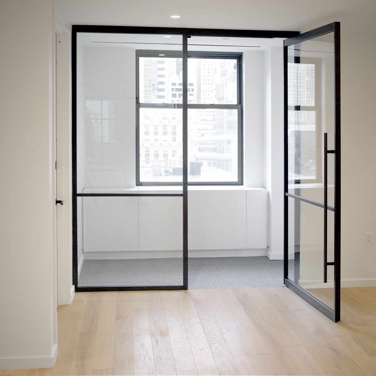 FalkbuiltNY's tweet photo. This sleek space is all ready for the client to move in, in record time. The light just flows through the space—two meeting rooms, a private office, and a little phone booth room for those times you need to make a private call. @falkbuilt #Falkbuilt #DigitalComponentConstruction https://t.co/NzjdUNnIZU