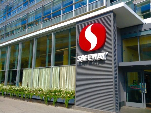 DCist's tweet image. What happens to Giant and Safeway's unused COVID-19 vaccines at the end of the day? And can you really get on a waitlist for one? dcist.com/story/21/01/06…