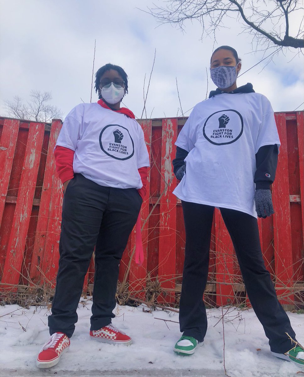 Efblives's tweet photo. ✨EFBL HANDMADE SHIRTS FOR SALE✨

When you purchase an EFBL t-shirt, your funds will directly help fund an Evanston community fridge and community garden.

(Further instructions on how to purchase on second slide. We have a limited supply) https://t.co/Qsnw322B2U
