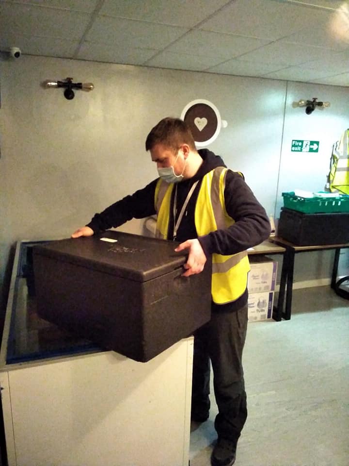 TDCA_2013's tweet photo. A great first day providing over 100 hot meals for the people of Halewood during the current lockdown.

We start again on Monday and if you want to register for them or for an essential box, you can do so online at  https://t.co/QEqx2Hr18k

#helpinghalewood #caringcommunities https://t.co/crAiXP2Ijg