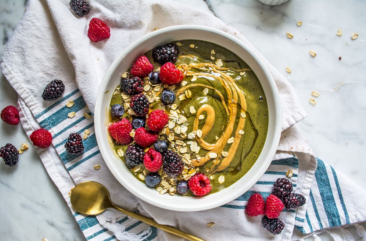 lemonsnbasil's tweet photo. This Green Smoothie Bowl with Oats and Berries has become my daily breakfast. It’s completely plant-based and full of nutrition, yet hearty and delicious! #vegan #plantbased #smoothiebowl
https://t.co/Yqqad8gztg https://t.co/QdKfCWfF1y