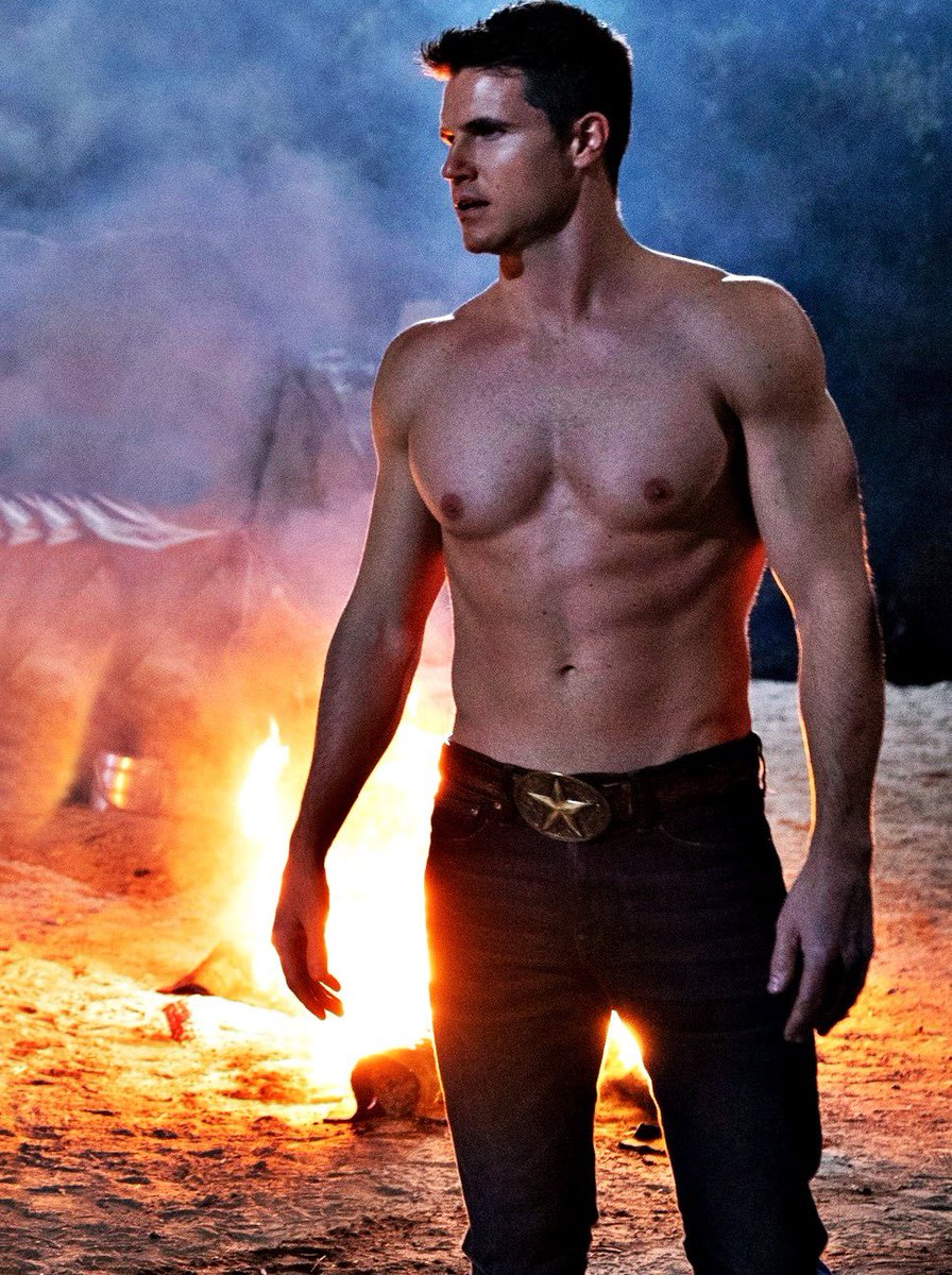 Robbie Amell shirtless on The Babysitter: Killer Queenpic.twitter.com/92W7D...