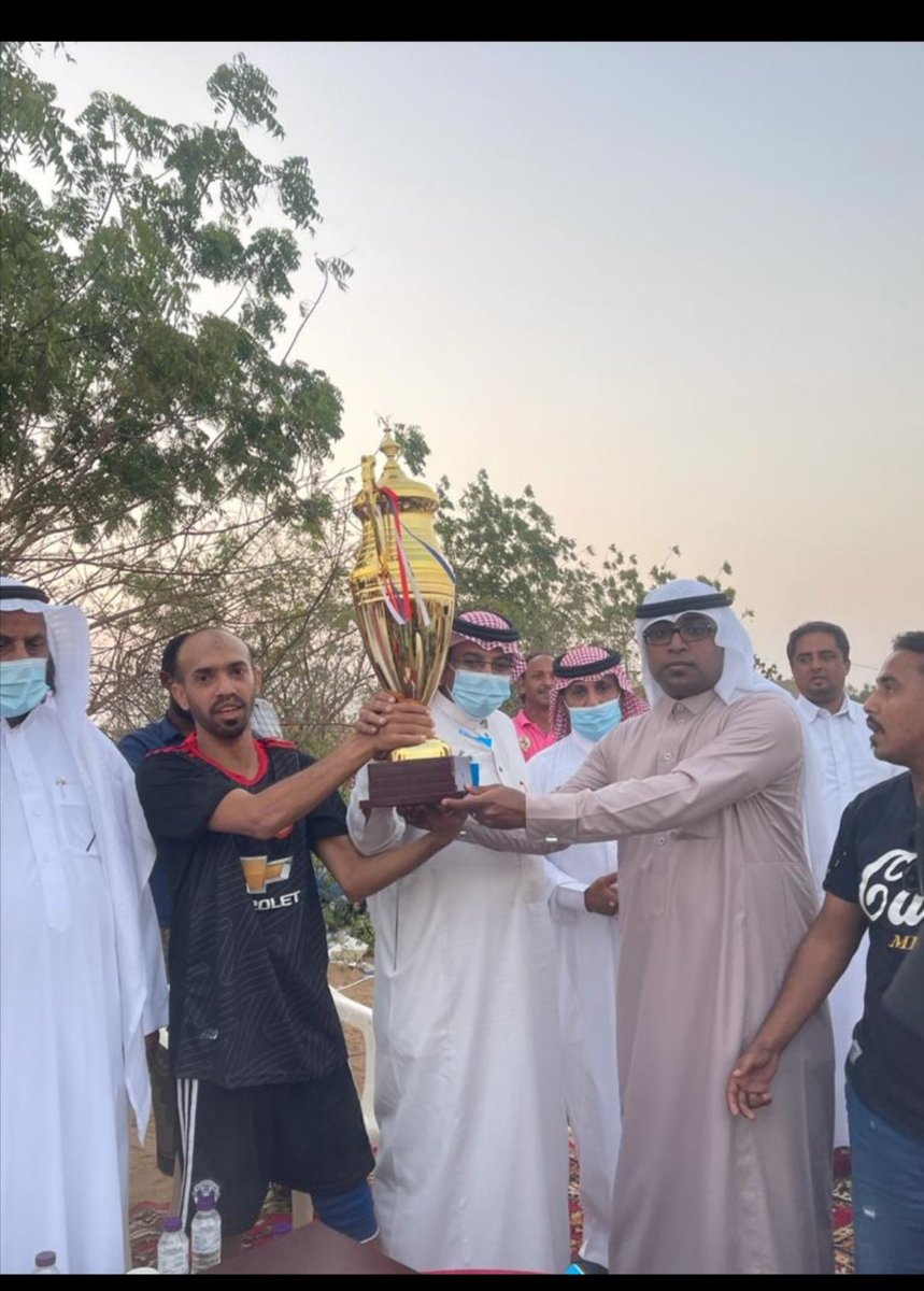 NADIALASAMLAH's tweet photo. أقيمت اليوم المباراة النهائية في بطولة الوفاء الثامنه للمرحوم بإذن الله الأستاذ /زاهر محمد أبوطالب شعفي
بين فريقي( مانشستر الشعفه ❌  ارسنال المشايخ )
وانتهت المباراة بفوز فريق الشعفه حامل اللقب الماضي وهاردلك لفريق ارسنال المشايخ وجميع الفرق التي شاركت في البطولة وتشرفنا بحضورهم https://t.co/yPyE6Kwnkw