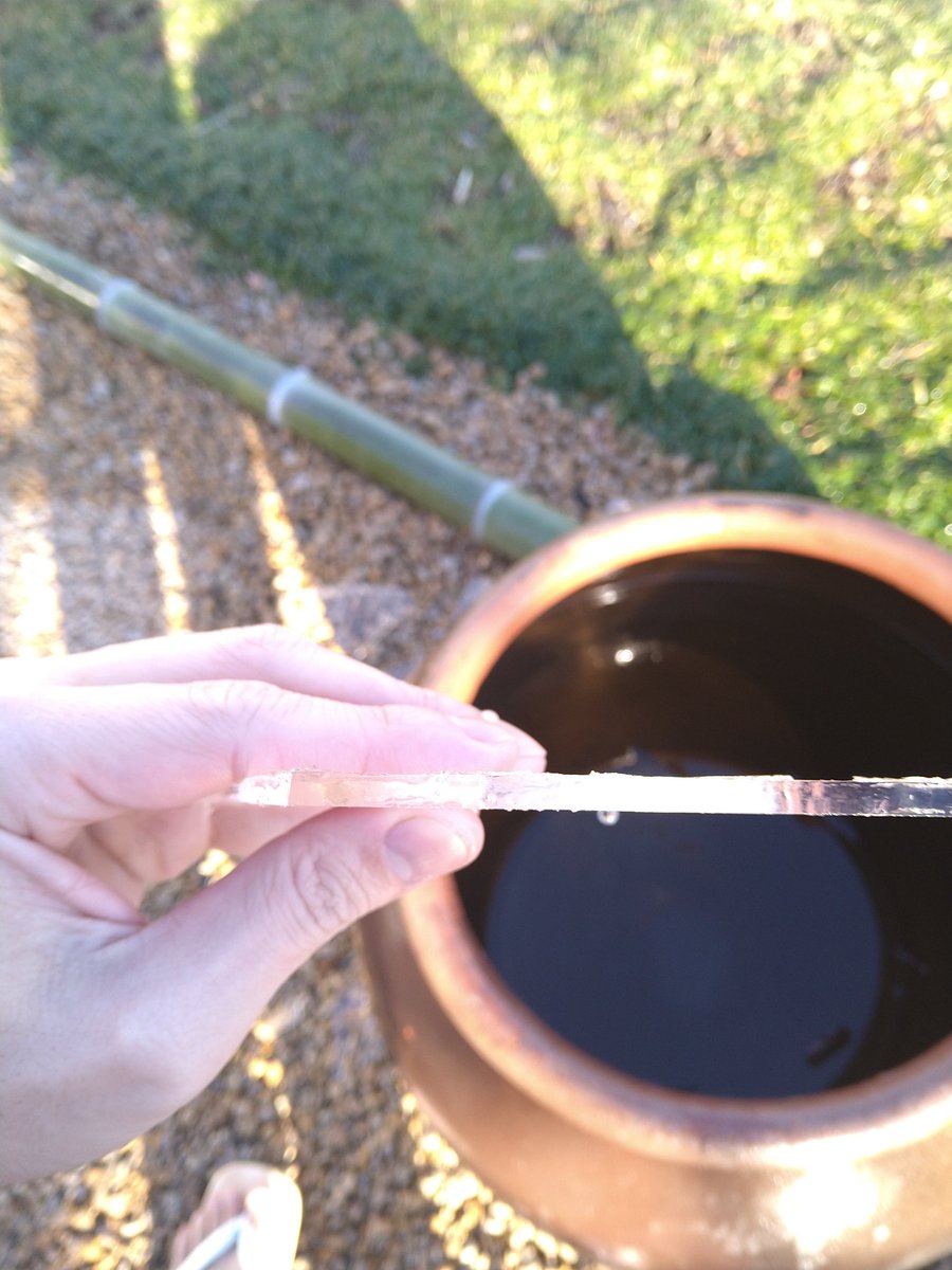 大仙 華厳宗普賢光明寺 修二会参籠中 おはよう御座います 今日も非常に寒いですね 水行用の瓶にはなかなかの氷 水を被ると逆に熱さを感じます あと 氷の破片がパシパシ当たる 笑