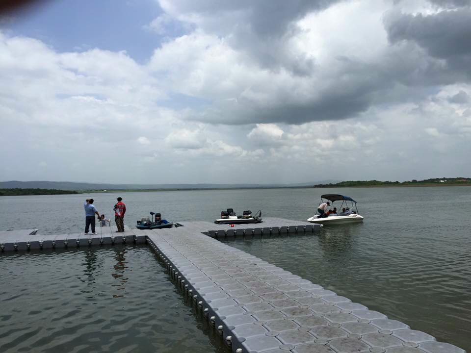 CandockMexico's tweet photo. Instalación de muelle recreativo en Tamaulipas. Cambiando los muelles de madera por el plástico de alta calidad que está garantizado de por vida.
244 443-29-32 y 35
pescamotorsport@gmail.com
https://t.co/LFoUdkkw8x
#Mexico #Candock #Dock #muelles #bloques #muellesplasticos https://t.co/Zsfo9UpDh4