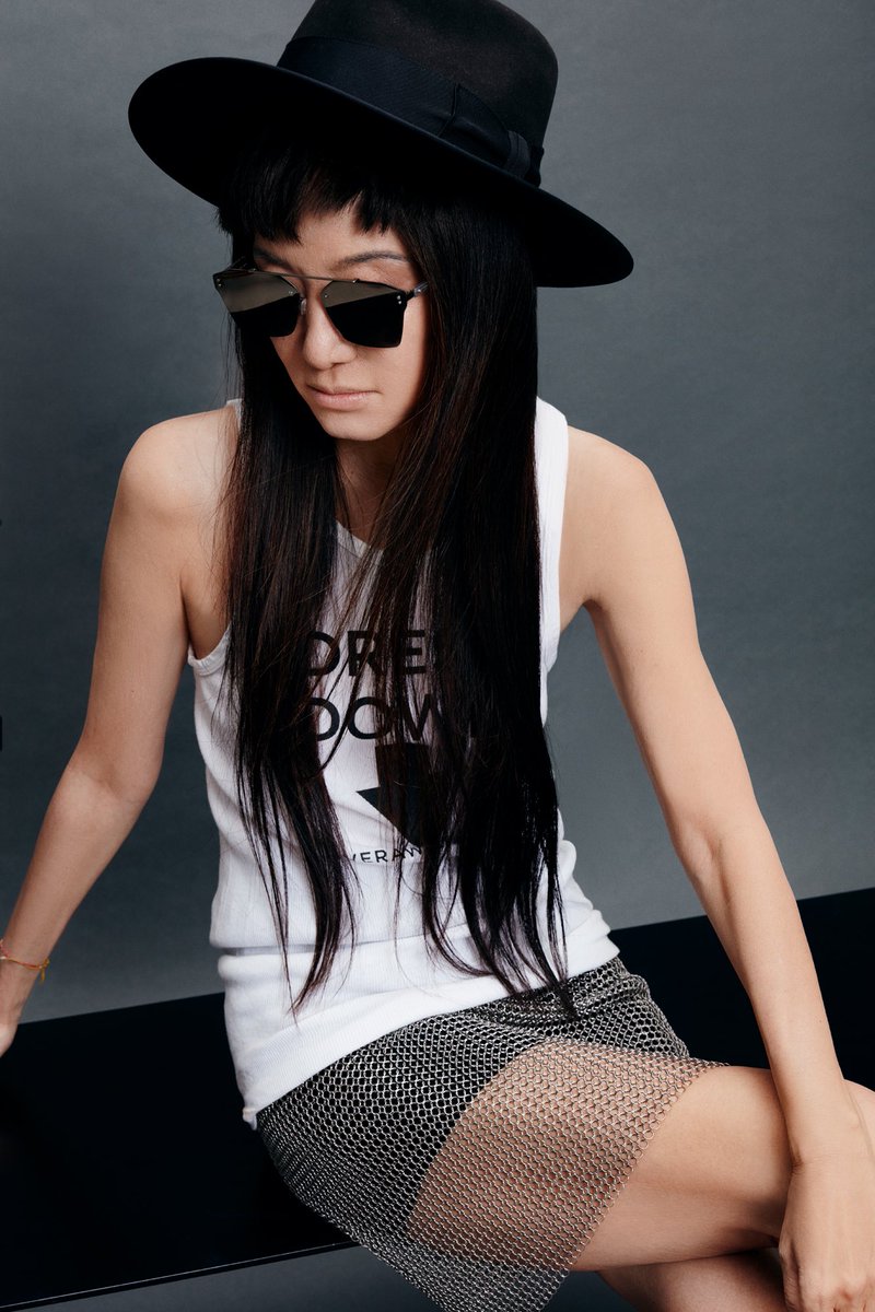 VeraWang's tweet photo. Dress down ⬇️ #VeraWangEyewear 
Shop: @KenmarkEyewear https://t.co/RtpcfhevTG