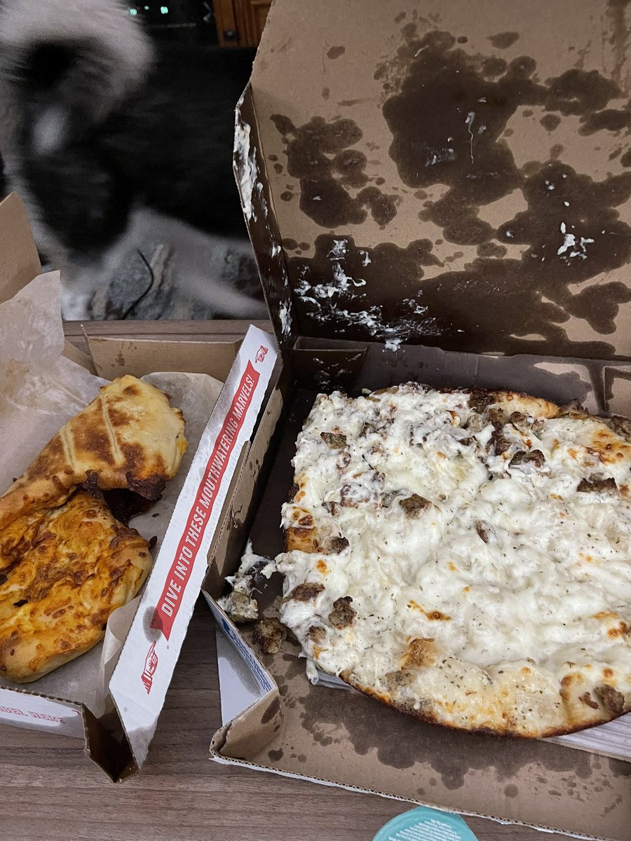 JGreen678's tweet photo. What is this terrible delivery @dominos https://t.co/JlXFNCVXzg