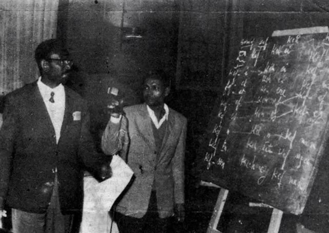 UCAD_Senegal's tweet photo. Ce jour là, le samedi 9 janvier 1960 comme aujourd'hui, Cheikh Anta Diop soutenait sa thèse. Faute de jury, il lui  a fallu 9 ans, après son dépôt, pour que le doctorat soit validé. La soutenance a duré plus de 6h.  #amphiucad #ucad #kebetu #Senegal https://t.co/hE6fzcjLKe