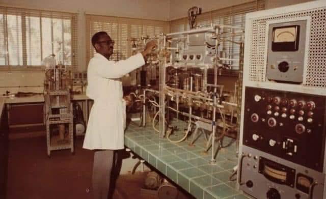 UCAD_Senegal's tweet photo. Ce jour là, le samedi 9 janvier 1960 comme aujourd'hui, Cheikh Anta Diop soutenait sa thèse. Faute de jury, il lui  a fallu 9 ans, après son dépôt, pour que le doctorat soit validé. La soutenance a duré plus de 6h.  #amphiucad #ucad #kebetu #Senegal https://t.co/hE6fzcjLKe