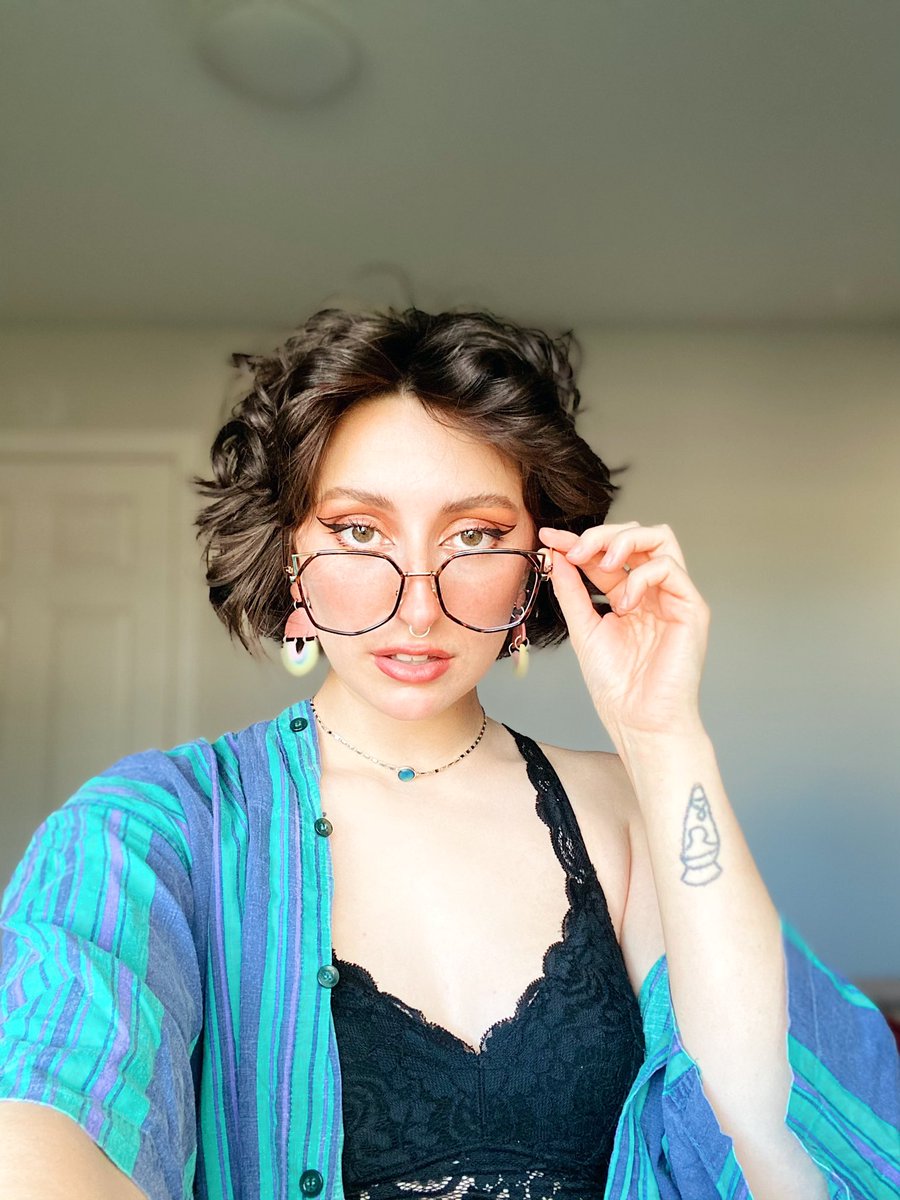 JonniIvy's tweet photo. milf on staycation ✨💅🏻🍹💋💆‍♀️💐 https://t.co/AyWSpjGM7l