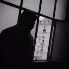 Si le flow du rappeur est des plus classique, c’est par sa plume qu’il se démarque!Pas d’allitérations à tout va ou de rimes tirées par les cheveux.Karlito dans le plus pur style « Mafia K’1fry », n’hésite pas à faire rimer le même mot pour bien faire passer son message!