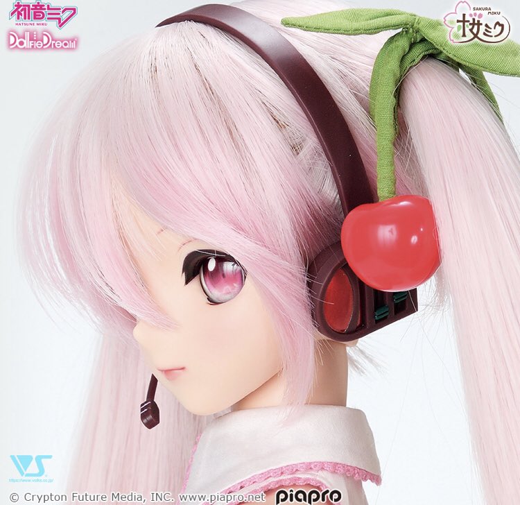 though technically not a figure, here we have the sakura miku dollfie dream doll!!