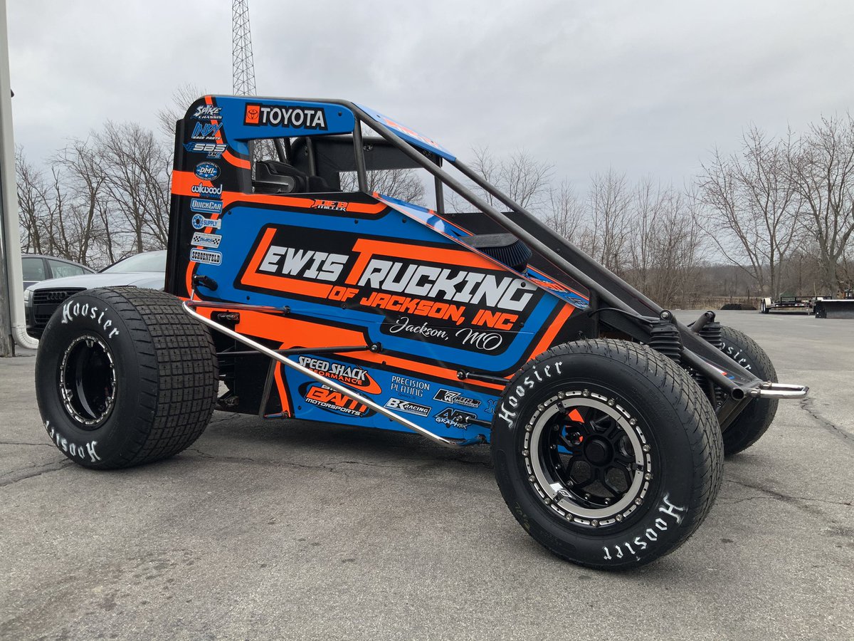 AFDGraphix's tweet photo. Finishing up the last couple wraps for Chili Bowl. Just got Big Al and the Lewis Trucking 49 midget out the door and back on the road to Tulsa. https://t.co/ggurEIJ7zX
