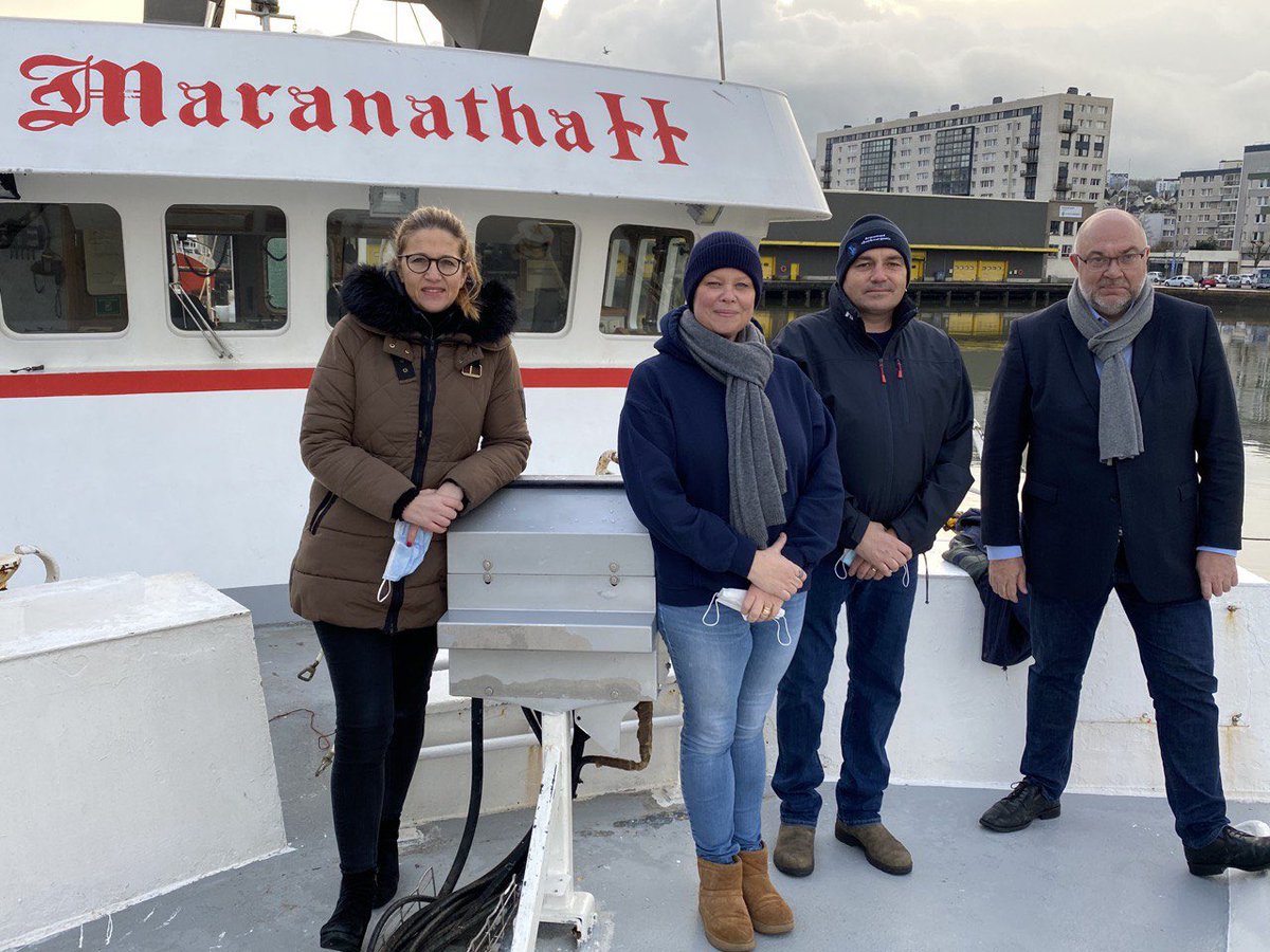 StTRAVERT's tweet photo. Sur le port de #CherbourgEnCotentin avec @s_yoncourtin pour un échange avec @ArmementCherb @GodailleCom sur l’accord🇪🇺🇬🇧 et les enjeux économiques de la filière #pêche #Brexit  #Manche https://t.co/QyTqFCu0VC