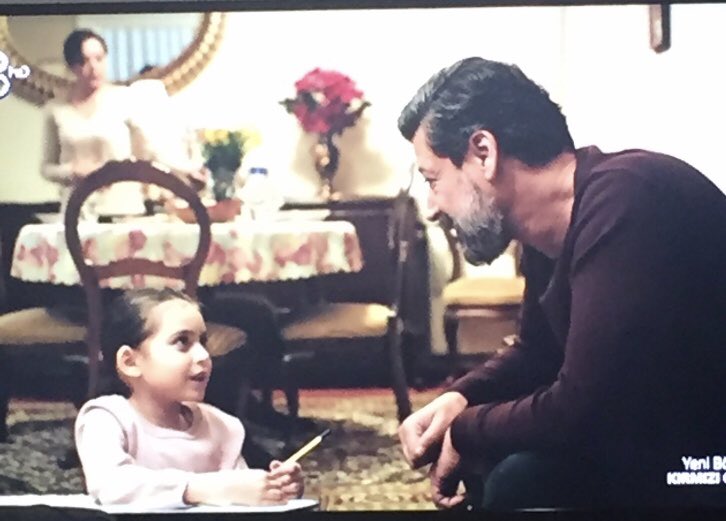 begm62391382's tweet photo. Babadır bir kızın en büyük yarası.Hep kabuk bağlayan geçti sandığın ama geçmeyip hep kanayan...Tüm hayata kızgınlıkların, onadır aslında.En acısı da vardır ama yoktur hayatında... #KırmızıOda https://t.co/ir4DV291Cc