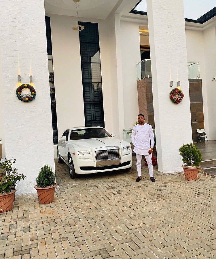 waynetipsy's tweet photo. Igbo men don’t joke with their village mansions!!! https://t.co/3ssekrhWea