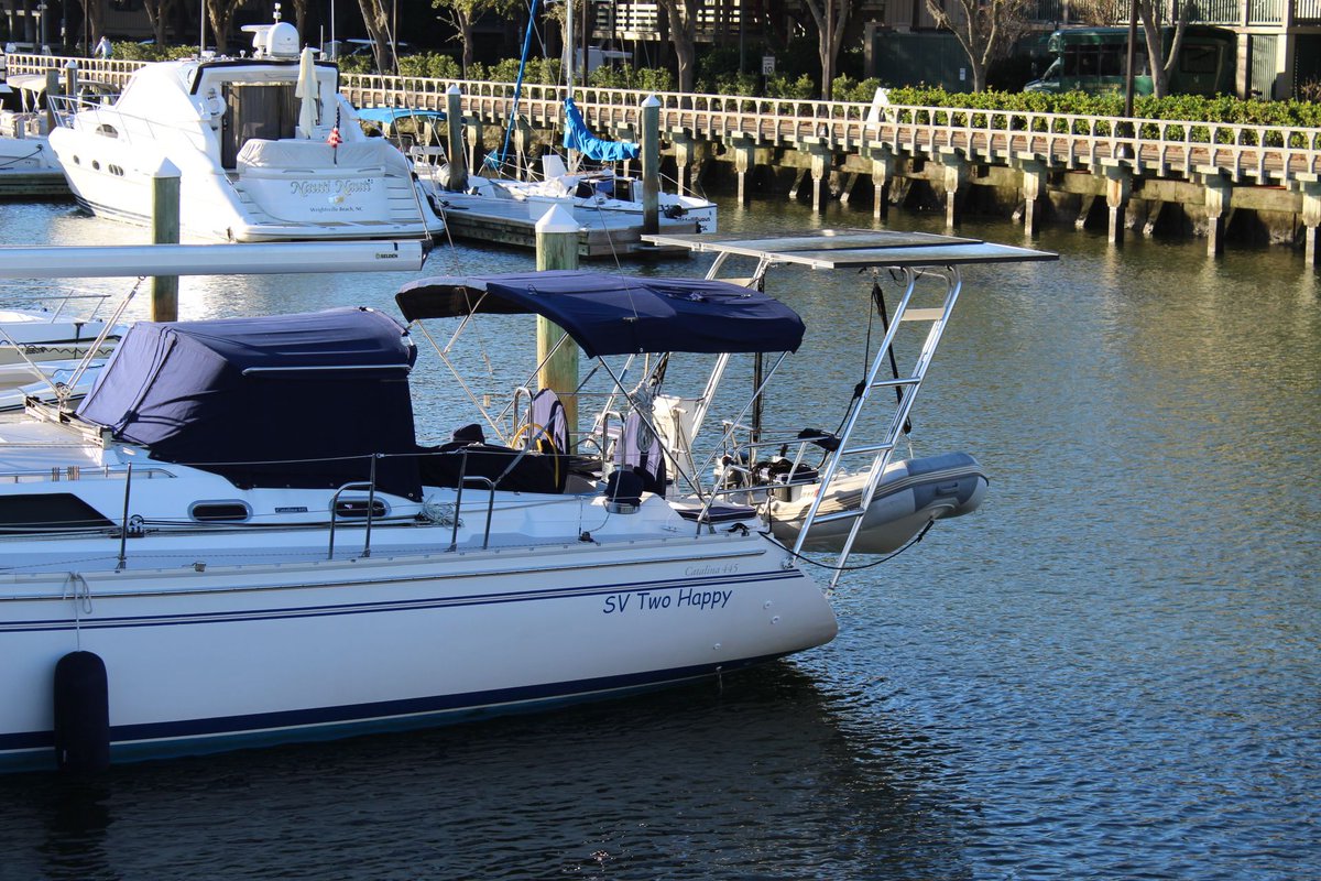 sunpoweredyacht's tweet photo. The owner of this Catalina 445 lives aboard fulltime and had @HinckleyYS install 3x410W SunPower fixed frame panels. They're supported by an @Atlantic_Towers arch that doubles as a dinghy davit😎 @CatalinaYachts #SunPower #solar #cleanpower #fixedframe #sunpoweredyachts https://t.co/z6nVOp6RUY