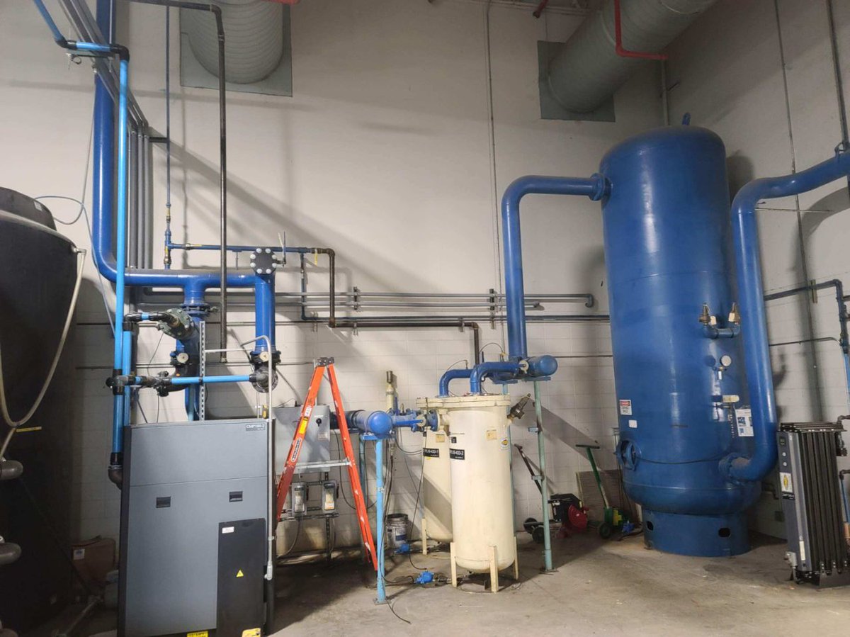Compressor_Serv's tweet photo. Here is an #airpiping system that improved efficiency and productivity. We replaced existing pipe with 63mm aluminum, created more room, and added a 3 way bypass for the dryer. A return line and header bypass facilitated a wet tank for service &amp; a desiccant dryer for outside air. https://t.co/TGjFXrVfzL