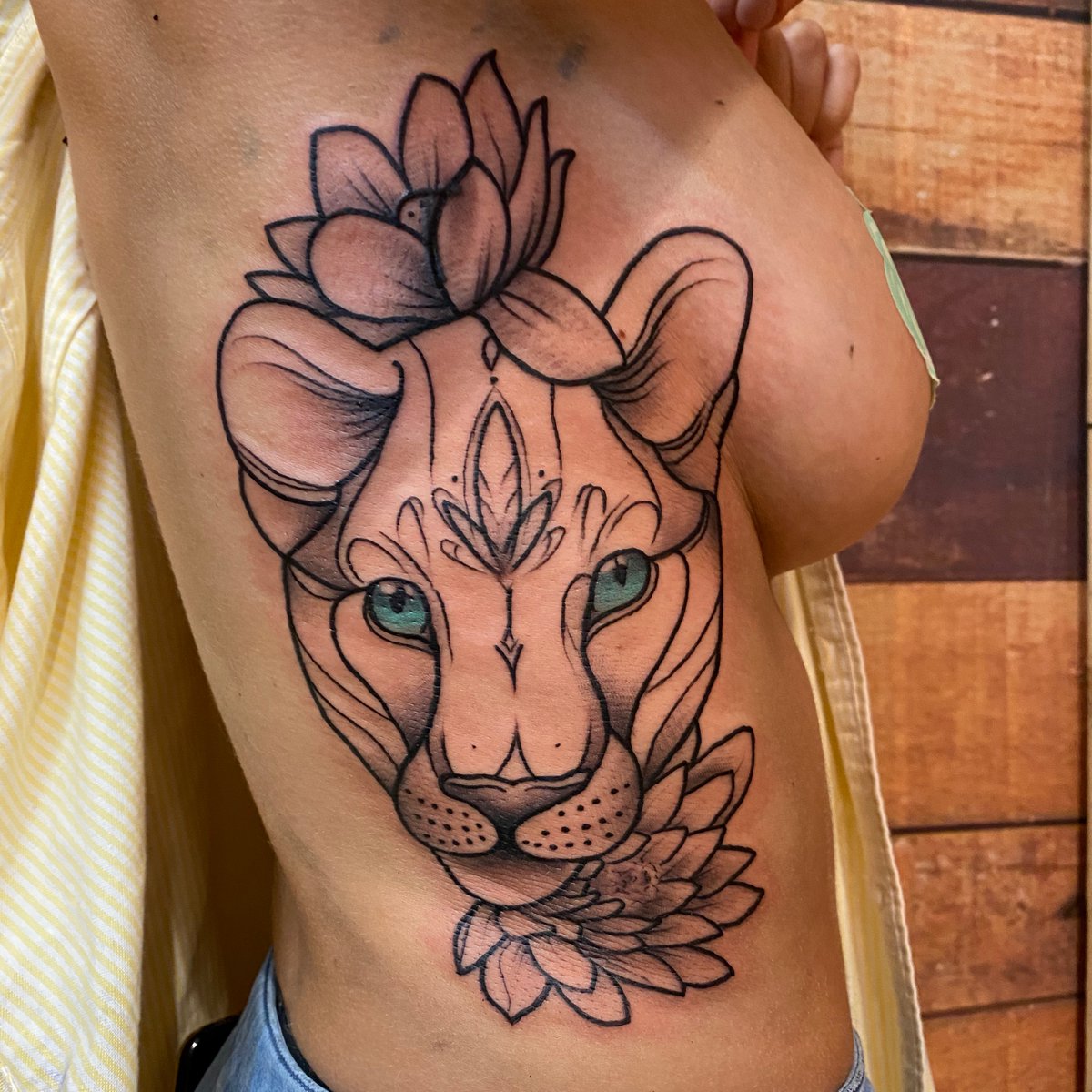 ritattoos's tweet photo. Little side boob cat going on here 😸
.
Get in touch to get something similar or hit me up with your ideas however little or extreme I’m happy to help
.
By @rave_c_tattoos
.
.
.
.
#tattoo #tattoos #like #clean #nofilter #inked #pussy #cat #sideboob #blueeyes #clean #delicateink https://t.co/TQeQyoerv5