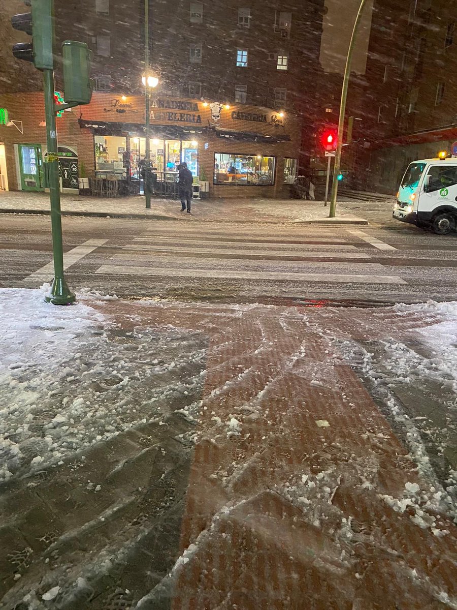 AytoMostoles's tweet photo. ⚠️⚠️ Se prohíbe la circulación en todo el área urbana de #Móstoles a los vehículos que no lleven cadenas para la nieve. Se recomienda precaución a todos los conductores que tengan que coger el coche. Si no es imprescindible, quédese en casa y evite situaciones de riesgo. https://t.co/ZhCASFDIK5
