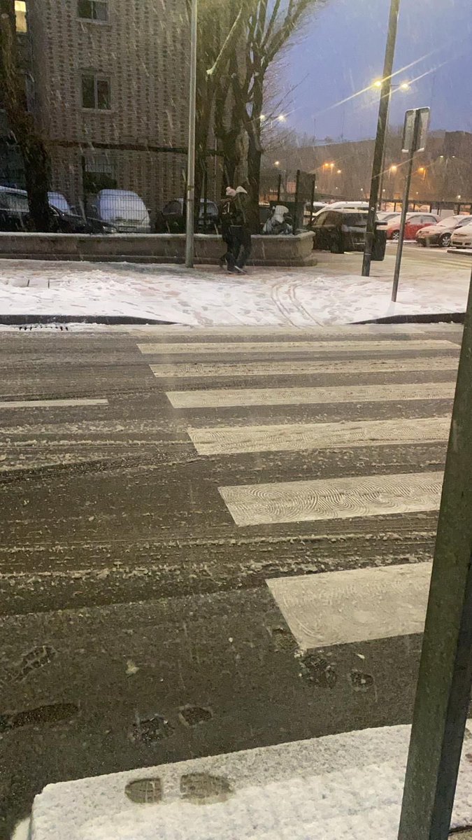 AytoMostoles's tweet photo. ⚠️⚠️ Se prohíbe la circulación en todo el área urbana de #Móstoles a los vehículos que no lleven cadenas para la nieve. Se recomienda precaución a todos los conductores que tengan que coger el coche. Si no es imprescindible, quédese en casa y evite situaciones de riesgo. https://t.co/ZhCASFDIK5