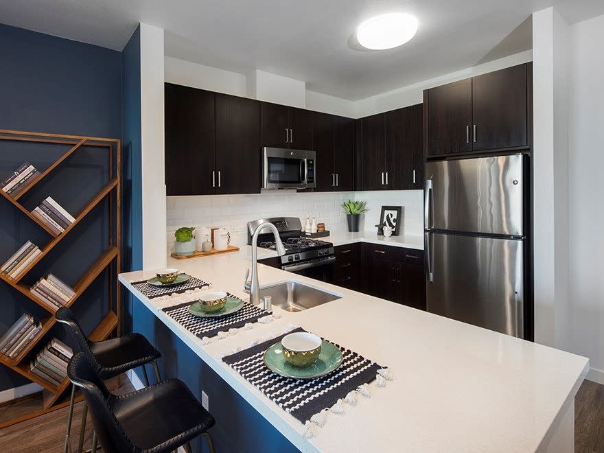 AlexanAspect's tweet photo. Luxury property has immediate move-in vacancies! 

All units come standard with stainless steel appliances, washer-dryer, and covered garage parking.

Schedule your property tour immediately! Self-guided and virtual tours are available! https://t.co/nAqJnVDNmz