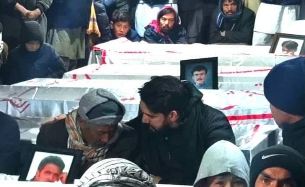 syedzaighum110's tweet photo. Well I am not a good fan of him personally.  But this man immediately wen to Queta and spend 2 days in protest with the victim of Shuhda in -8°C. May Mowla bless you @farhanaliwarisa https://t.co/JTIyAuT7f8