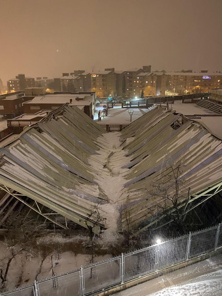 BlocIngenieria's tweet photo. Apartado 3.5 del DB SE-AE.
Acciones variables, Nieve.

Siempre me pareció que el asunto nieve en las estructuras debería ir acompañado por un estudio con periodos de retorno.

Así ha quedado hoy el pabellón de los Maristas en Toledo. https://t.co/nn03ooPmfO