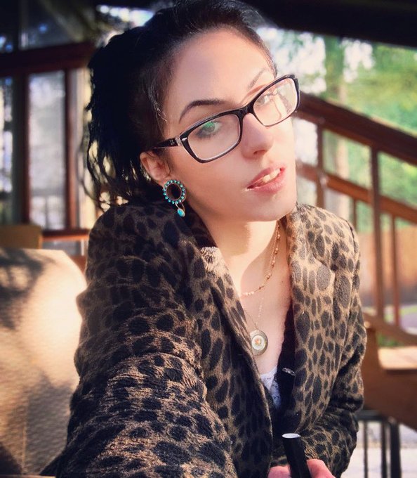 It&rsquo;s me and my dirty glasses 🤓 https://t.co/X9IGPIjdUH