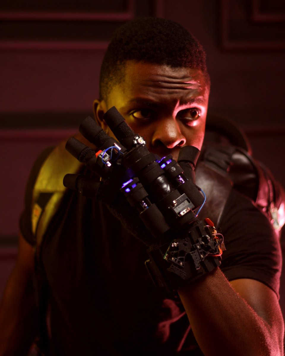 AdamsonIbrahim3's tweet photo. What I spent the first 3days of the year working on.. Led glove/Repulsor
#Hollywood #nollywoodtales
#filmmaking @FilmOneng @NetflixFilm @RobertDowneyJr https://t.co/HcSmK9qtB7