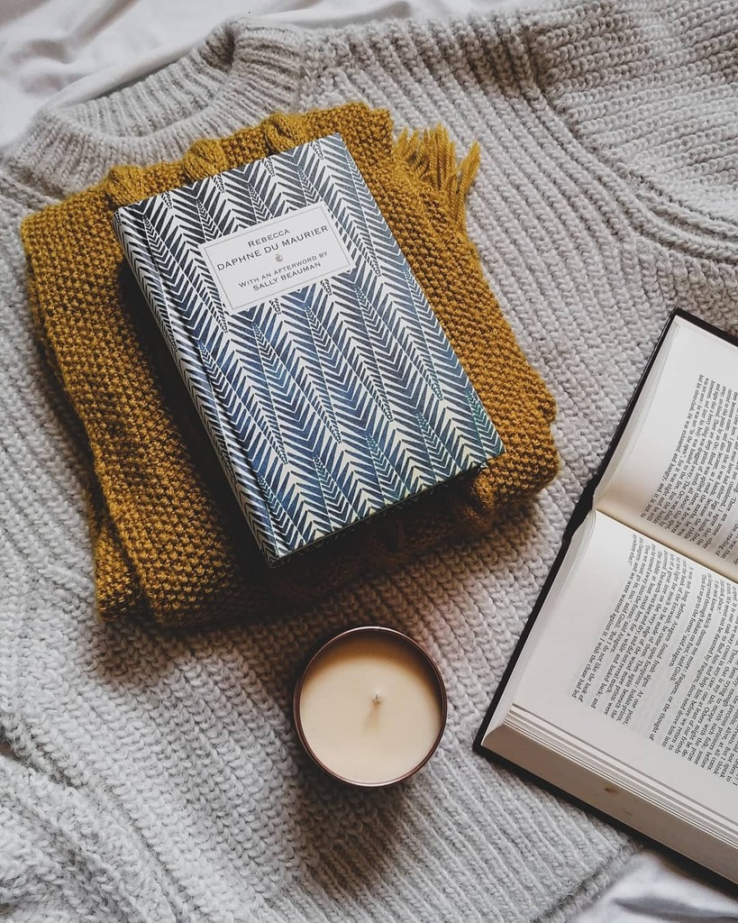 littledevonnook's tweet photo. Day 1 of my #7daysof classics:
โจ Rebecca by Daphne Du Maurier โจ
QOTD: have you read anything from Du Maurier?
Swept off her feet by an illustrious widower, our nameless protagonist finds herself in a life that completely turns her upside down. A sโฆ https://t.co/kjnEgAhDtg https://t.co/DdJFeT71mK