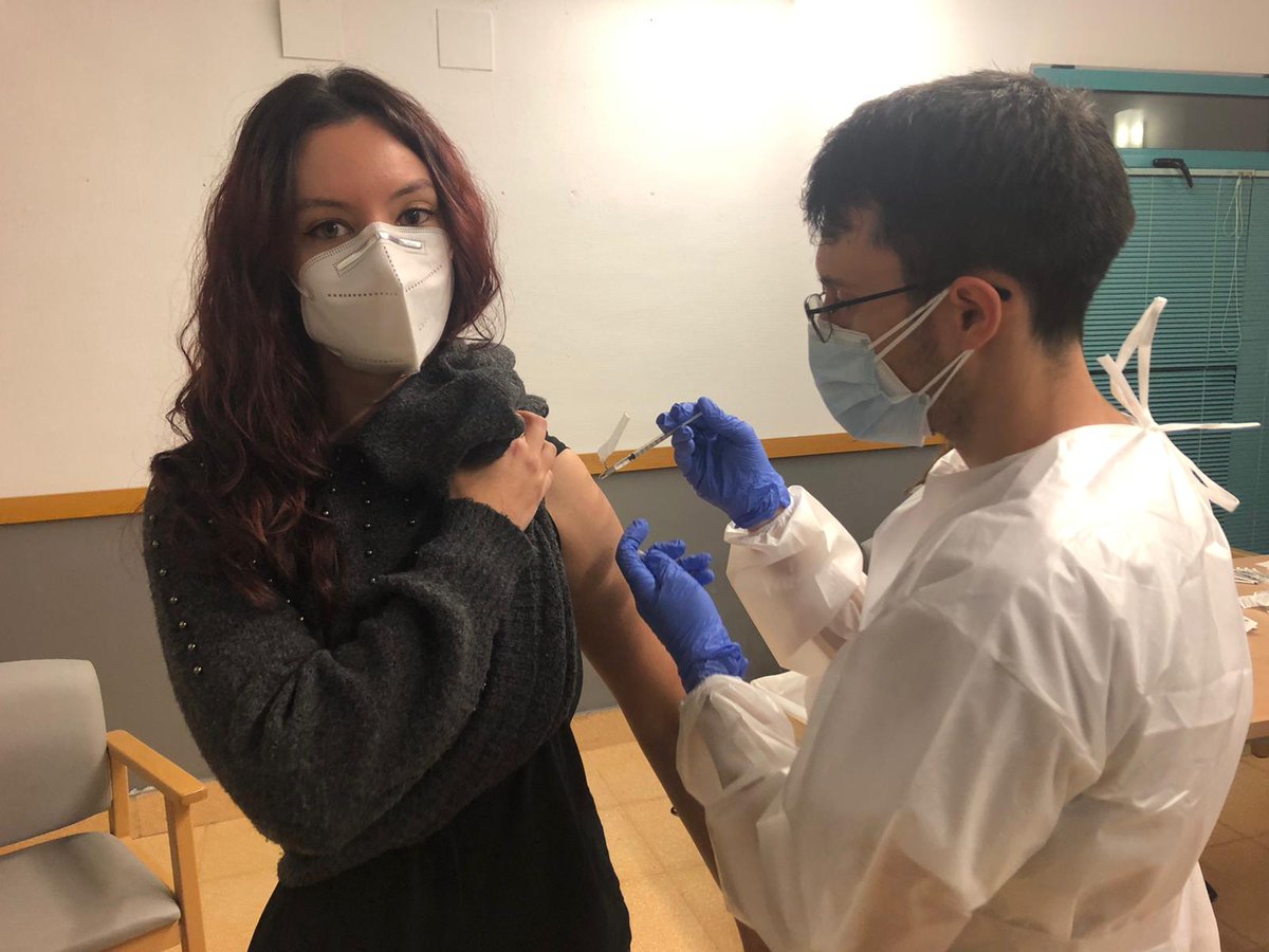 JoveSocialistes's tweet photo. 💉🥳  @nuria_ma, responsable de Bienestar Social de Joves Socialistes, se ha vacunado hoy contra la COVID-19 🚫🦠

🛸🤪Ni 5G
🗺️🤡 Ni tierraplanismo

❤️ Una acción que nos protege a todas y todos

👩‍⚕️Gracias por estar en primera línea en momentos difíciles

🚀 #VacunACCIÓ https://t.co/U2kZgB2zKH