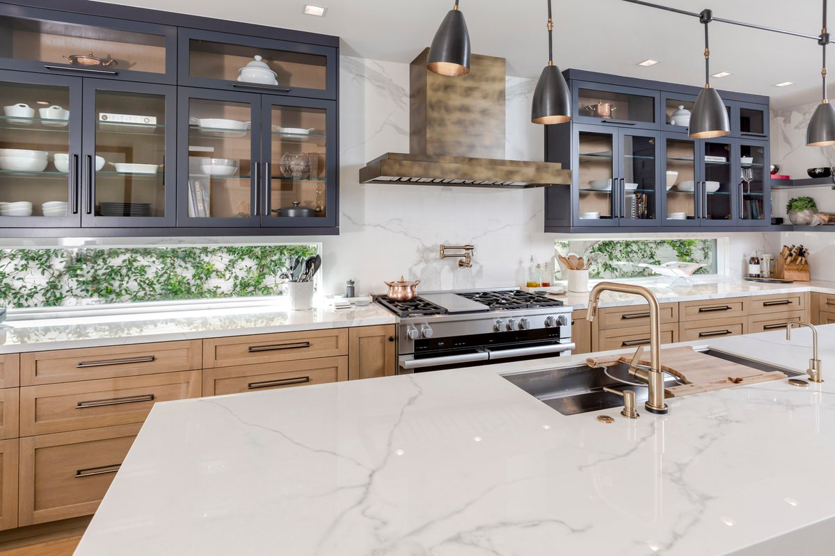 James_V_Coane's tweet photo. Notice anything special about that backsplash? We can't get enough of that glass accent. 

#jamescoanearchitect
#architecture #interiordesign #luxuryhome #residentialarchitecture #residentialdesign #homedetails #kitchen #kitchendesign #modern #moderndesign #midcenturymodern https://t.co/xDojsWIrM3