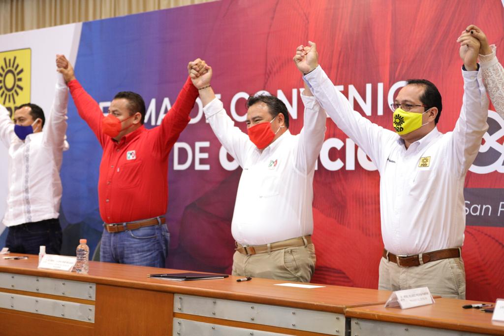 PRICampecheMX's tweet photo. #PRIUnidos Los presidentes de los Comités Directivos Estatales de @AccionNacional, @PRDMexico y @PRI_Nacional, en Campeche, firmaron el convenio de la coalición #VaXCampeche, con la que competirán, en unidad, en la contienda electoral del próximo 6 de junio. https://t.co/7wTlA6dbEy