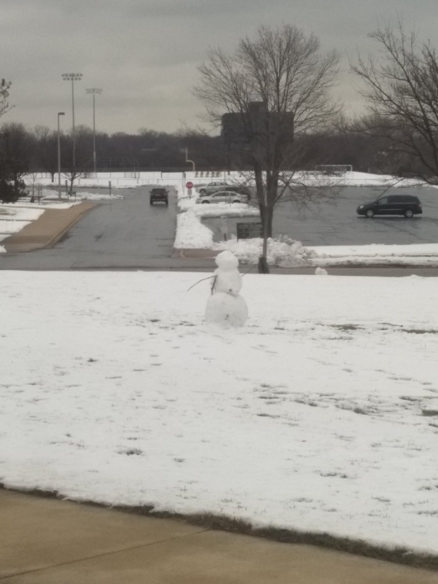 DocJLB's tweet photo. An unexpected friend outside WJHS' windows today. 💛 #wjhspantherpride https://t.co/Lui6Y1D2Kc