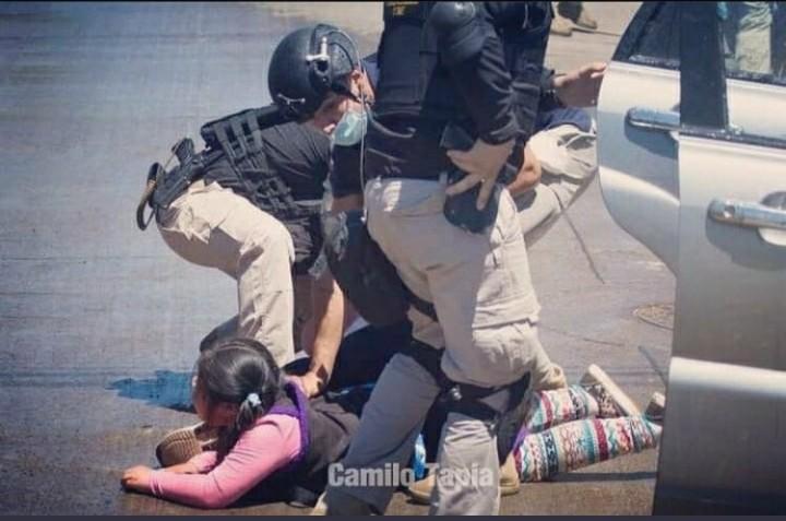 SaryOasis's tweet photo. @danieljadue @PDI_CHILE sacó un comunicado negando la detención de Wakolda; según ellos, velaron por su bienestar, no la dejaron sola al detener a su madre y abuela.

Pero las imágenes muestran esto:

#VergüenzaNacional https://t.co/8DvwNfea0H
