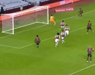 Jhdharrison1's tweet photo. While he does parry it into a good area #Mane manages to latch onto it but that doesn’t phase #Onodi who gets up quickly & manages to both get across his goal & spread himself this means that even though he doesn’t have much time to react he still saves it with his forearm
👏🏻👏🏻 https://t.co/h4Hn1oB7ou