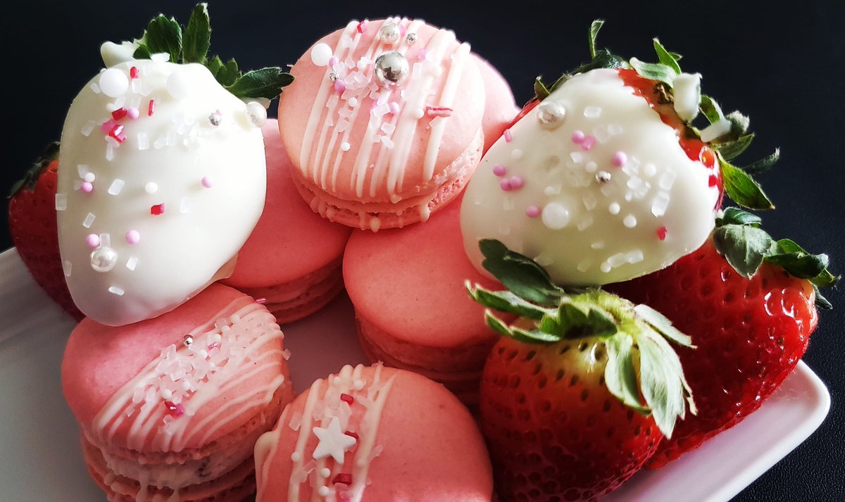 BakeryToothache's tweet image. Strawberries galore! Valentine's Day specials 💜