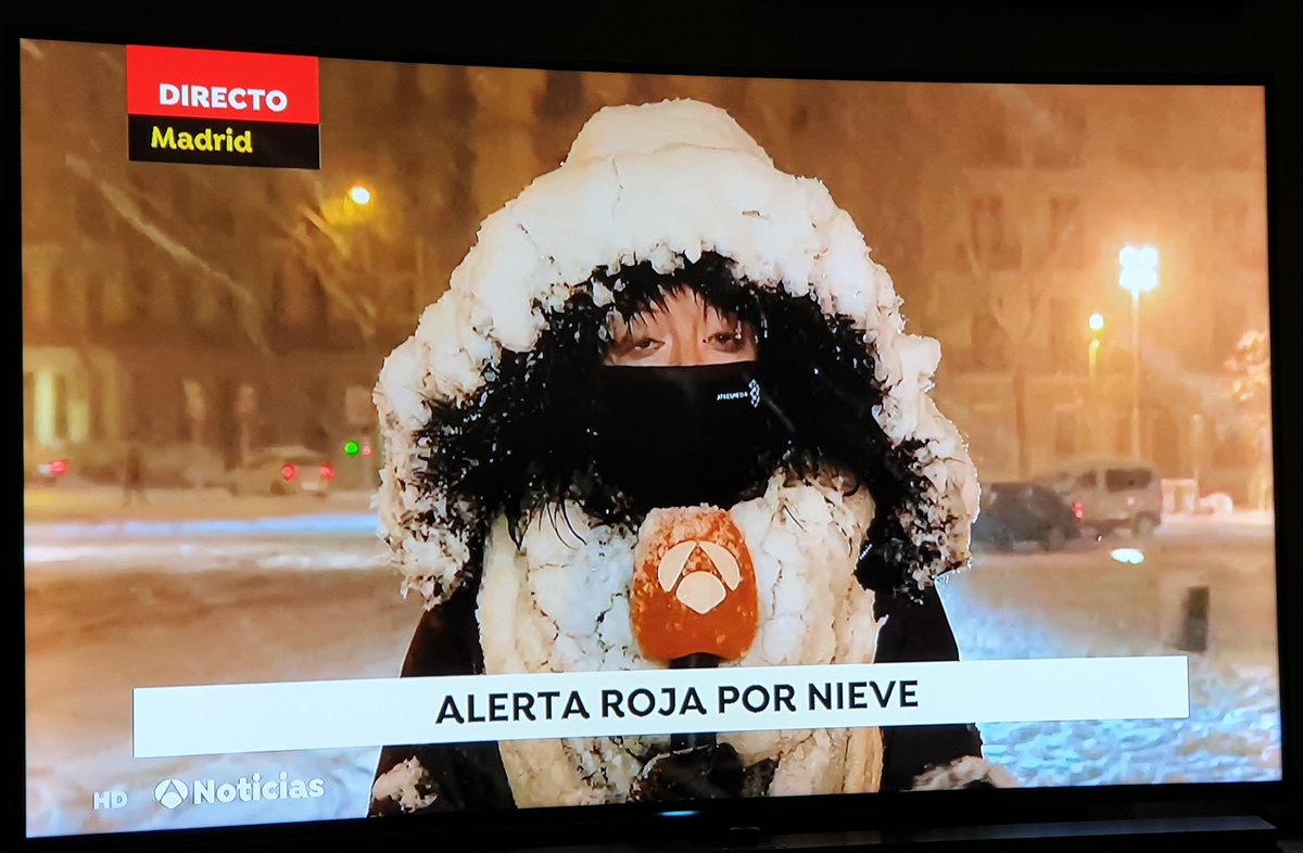 13RPR's tweet photo. Madre mía la reportera de Antena3 cubriendo la nieve de #Filomena en Madrid. Pobrecica https://t.co/sPOdz2Vbab